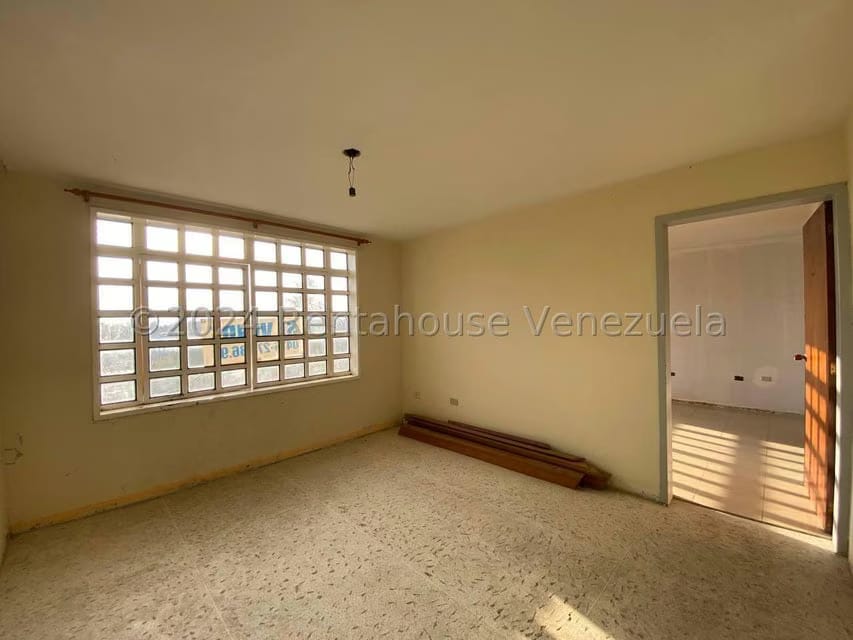 Casa (1 Nivel) en Venta en Cumbres de Curumo, Distrito Metropolitano - 4