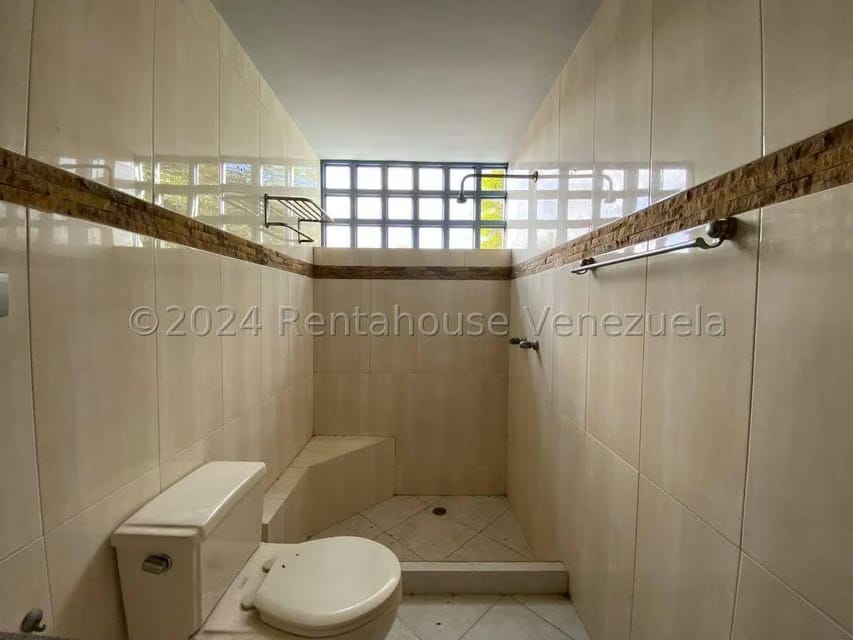 Casa (1 Nivel) en Venta en Cumbres de Curumo, Distrito Metropolitano - 64