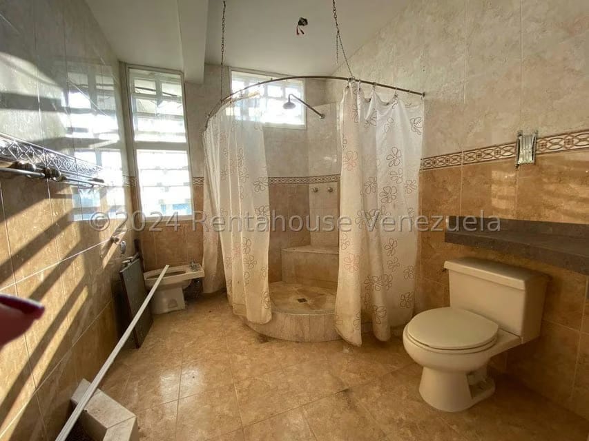 Casa (1 Nivel) en Venta en Cumbres de Curumo, Distrito Metropolitano - 76