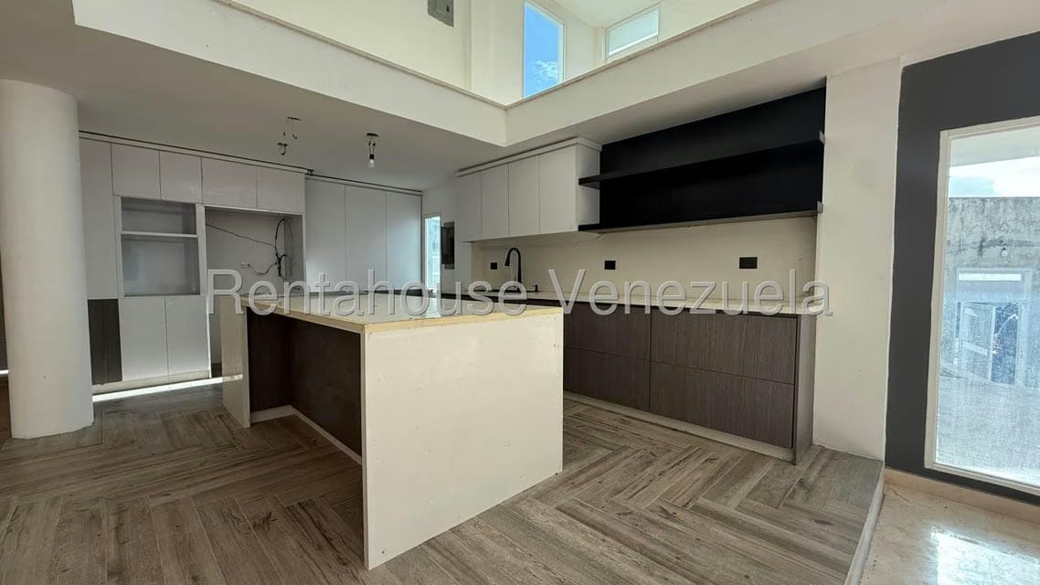 Casa (Multipes Niveles) en Venta en Parque el Retiro, Miranda - 12