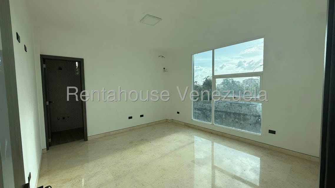 Casa (Multipes Niveles) en Venta en Parque el Retiro, Miranda - 16