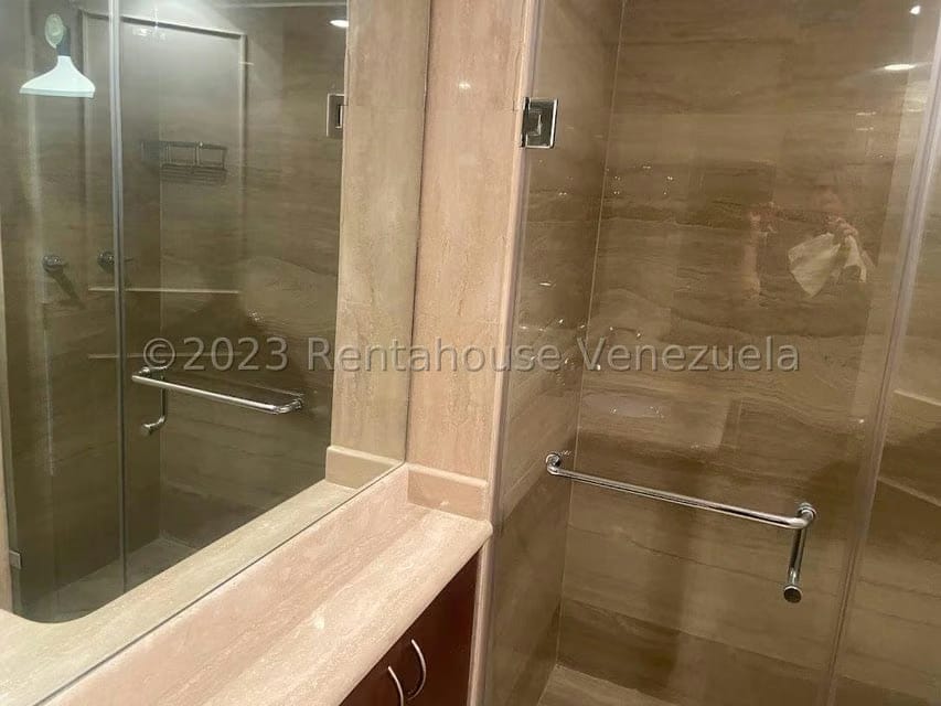Apartamento (1 Nivel) en Alquiler en Colinas de Valle Arriba, Distrito Metropolitano - 32
