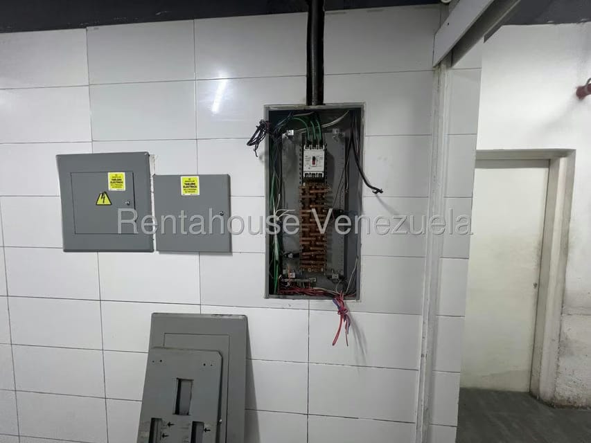 Comercial (Local Comercial) en Alquiler en Cerro Verde, Distrito Metropolitano - 16