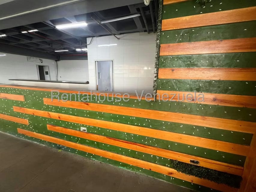Comercial (Local Comercial) en Alquiler en Cerro Verde, Distrito Metropolitano - 24