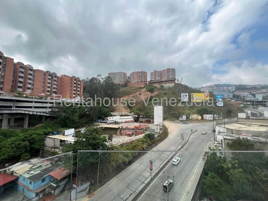Comercial (Local Comercial) en Alquiler en Cerro Verde, Distrito Metropolitano - 28