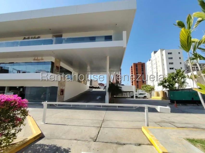 Comercial (Local Comercial) en Venta en La Lago, Zulia - 17