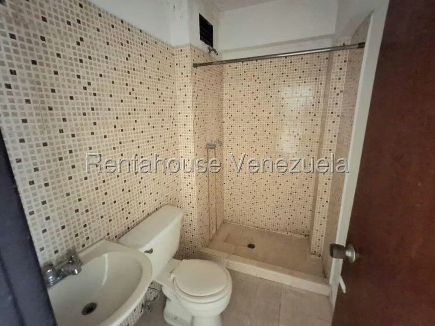 Apartamento (1 Nivel) en Alquiler en Zona Este, Lara - 10
