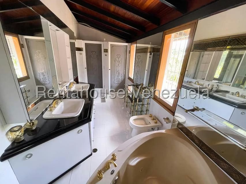 Casa (Multipes Niveles) en Venta en Prados del Este, Distrito Metropolitano - 16