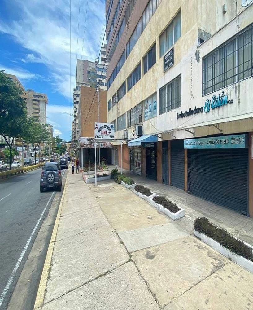Amplio local comercial en venta en Puerto La Cruz - 2