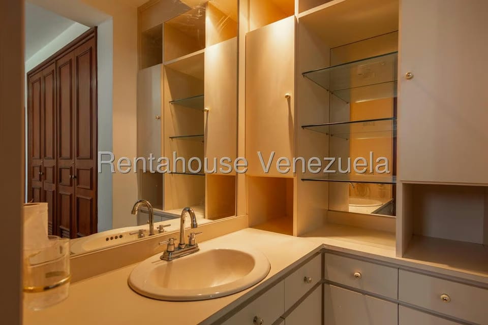 Apartamento (1 Nivel) en Alquiler en Colinas de Valle Arriba, Distrito Metropolitano - 31