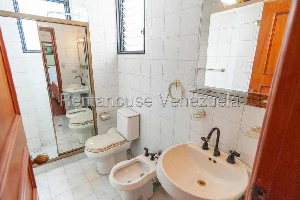 Apartamento (1 Nivel) en Alquiler en Colinas de Valle Arriba, Distrito Metropolitano - 32