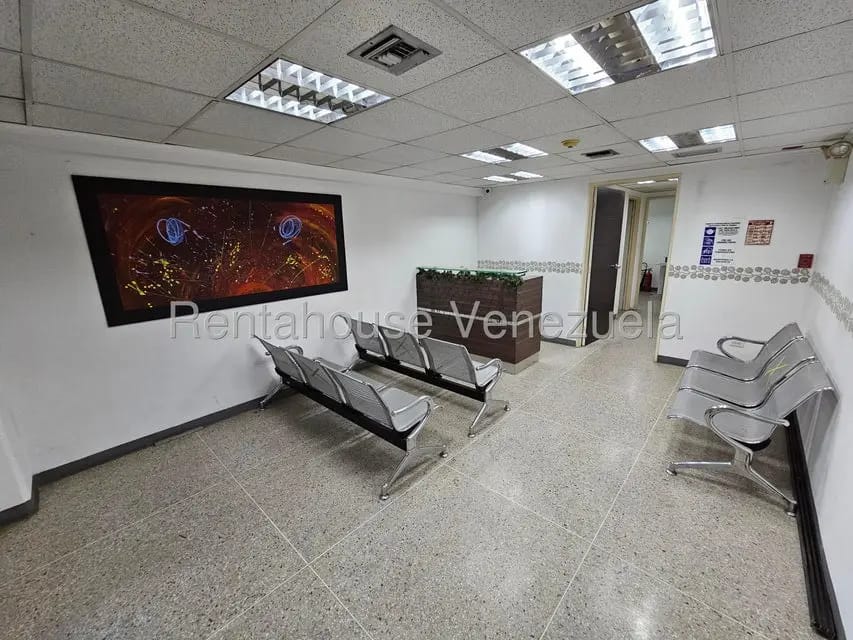 Comercial (Local Comercial) en Alquiler en La Urbina, Distrito Metropolitano - 2