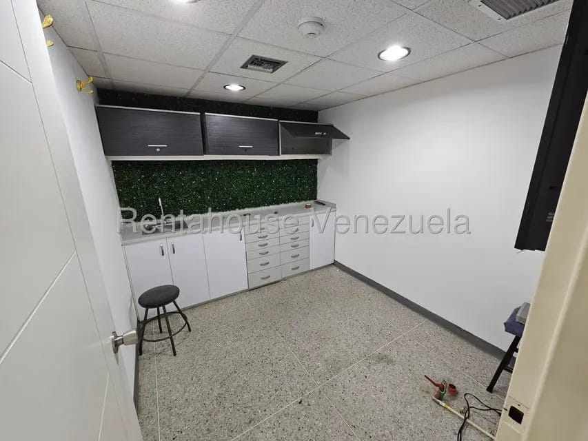 Comercial (Local Comercial) en Alquiler en La Urbina, Distrito Metropolitano - 12