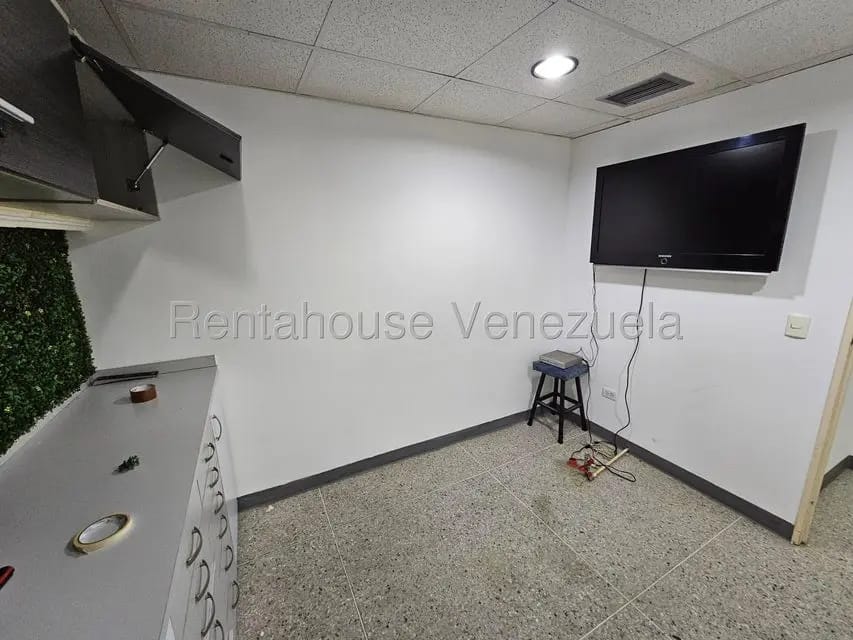 Comercial (Local Comercial) en Alquiler en La Urbina, Distrito Metropolitano - 13