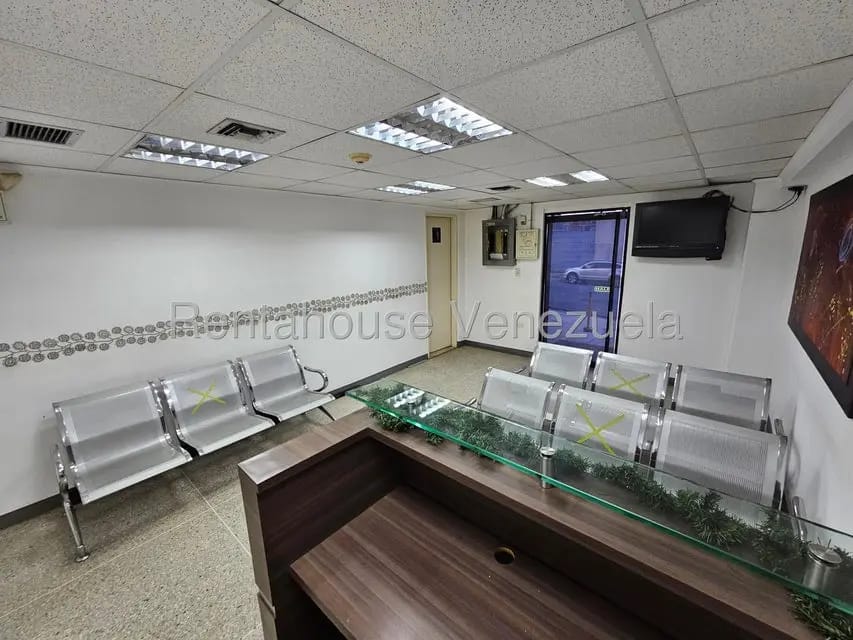 Comercial (Local Comercial) en Alquiler en La Urbina, Distrito Metropolitano - 5