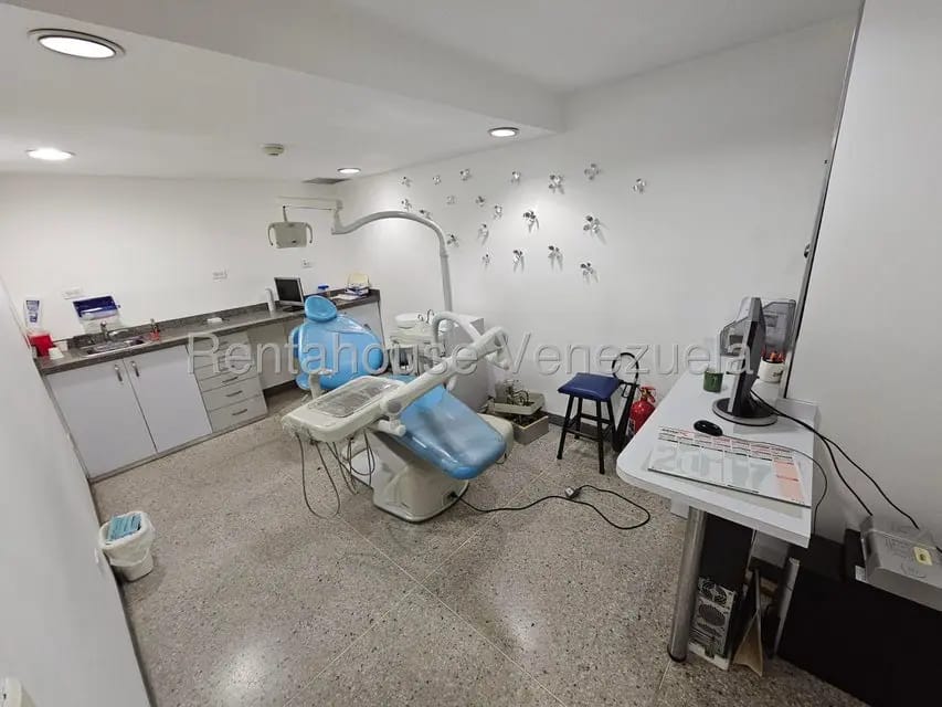 Comercial (Local Comercial) en Alquiler en La Urbina, Distrito Metropolitano - 8