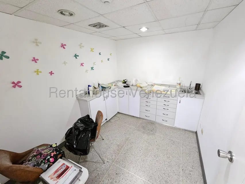 Comercial (Local Comercial) en Alquiler en La Urbina, Distrito Metropolitano - 9