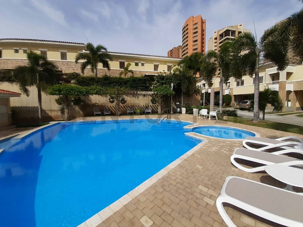 Excliusiva Villa en Av El Milagro Maracaibo - 2