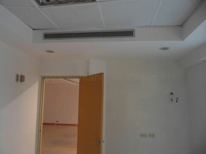 Comercial (Local Comercial) en Venta en El Rosal, Distrito Metropolitano - 39