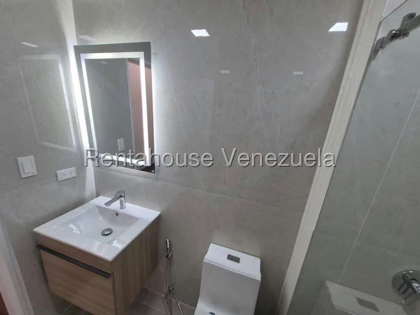 Apartamento (1 Nivel) en Alquiler en Colinas de Bello Monte, Distrito Metropolitano - 11