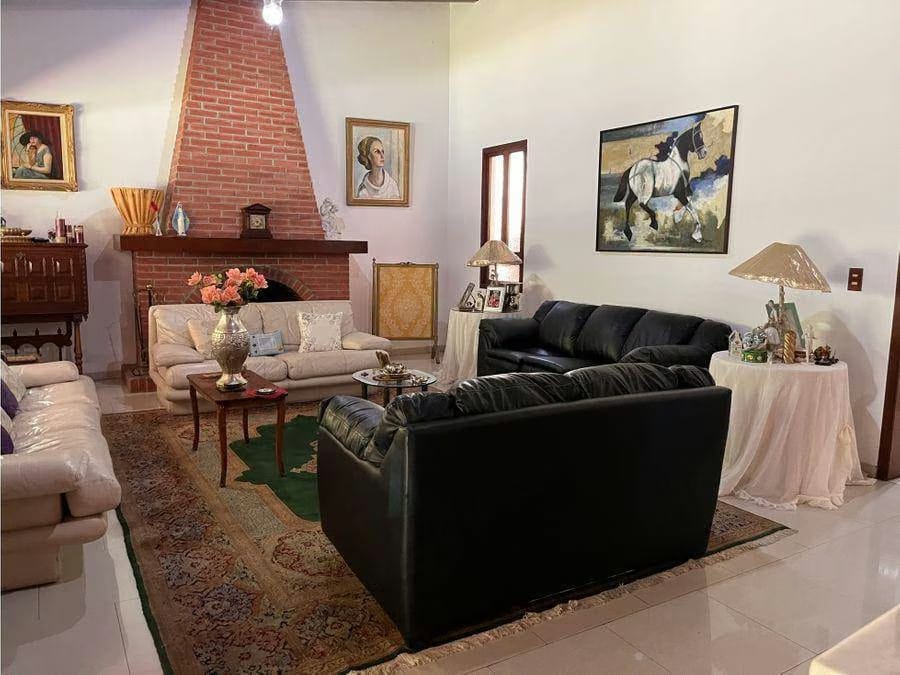 Venta Hermosa Casa en Colinas de Tamanaco - 2