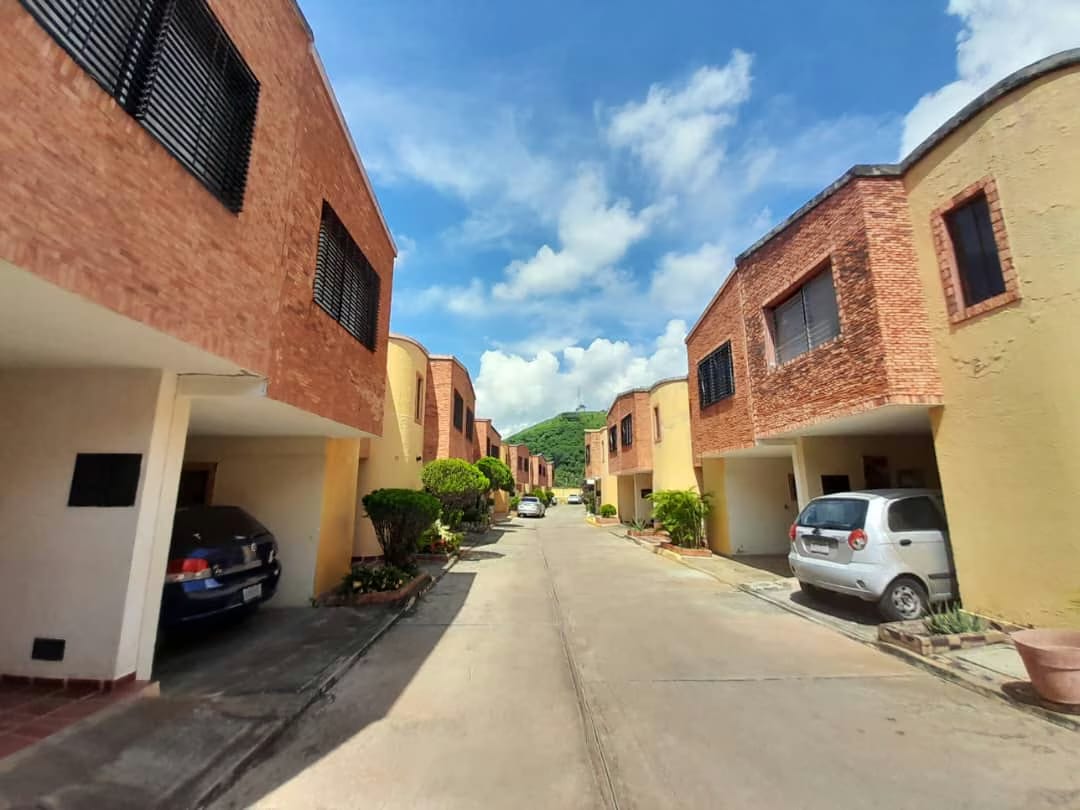 Sky Group Vende Town House en Resid. El Turpial