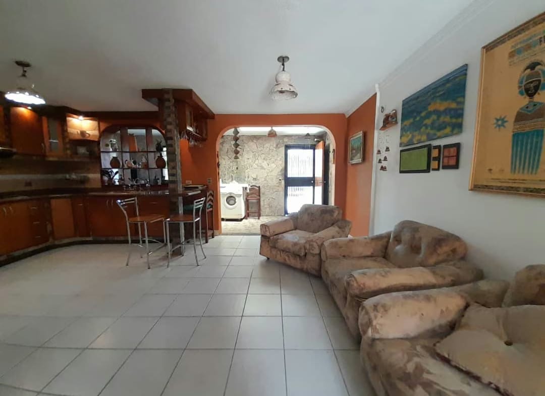 Sky Group Vende Town House en Resid. El Turpial - 2