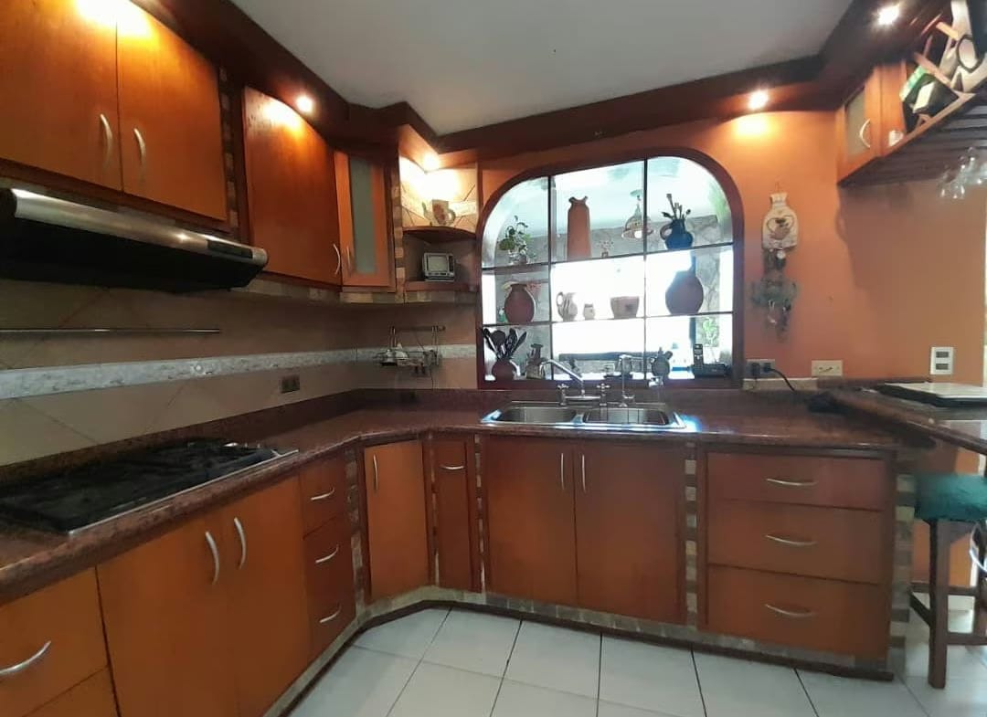 Sky Group Vende Town House en Resid. El Turpial - 3