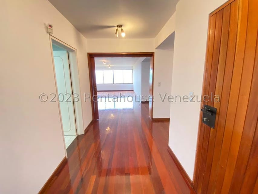 Apartamento (1 Nivel) en Alquiler en Los Naranjos del Cafetal, Distrito Metropolitano - 2