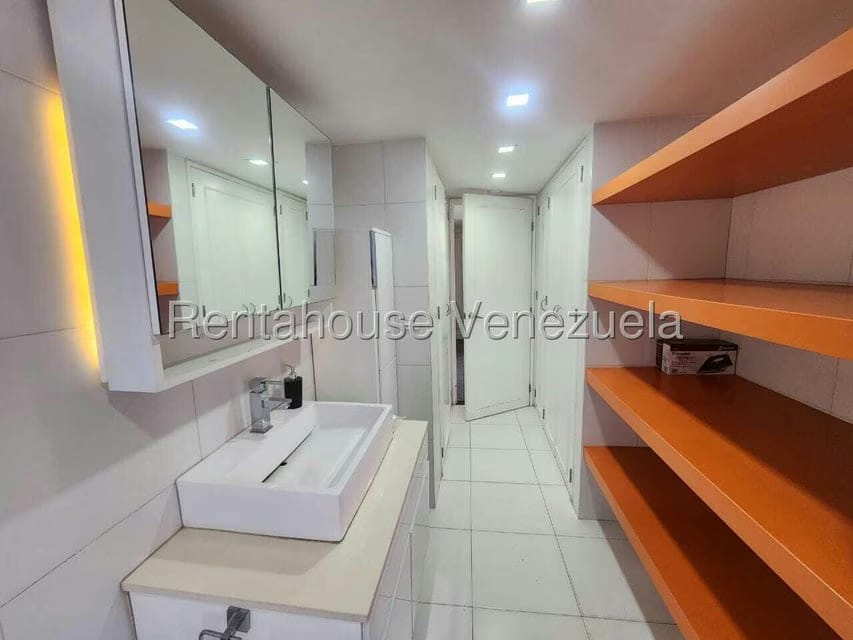 Apartamento (1 Nivel) en Alquiler en El Rosal, Distrito Metropolitano - 9