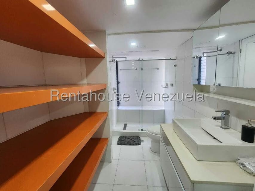 Apartamento (1 Nivel) en Alquiler en El Rosal, Distrito Metropolitano - 10