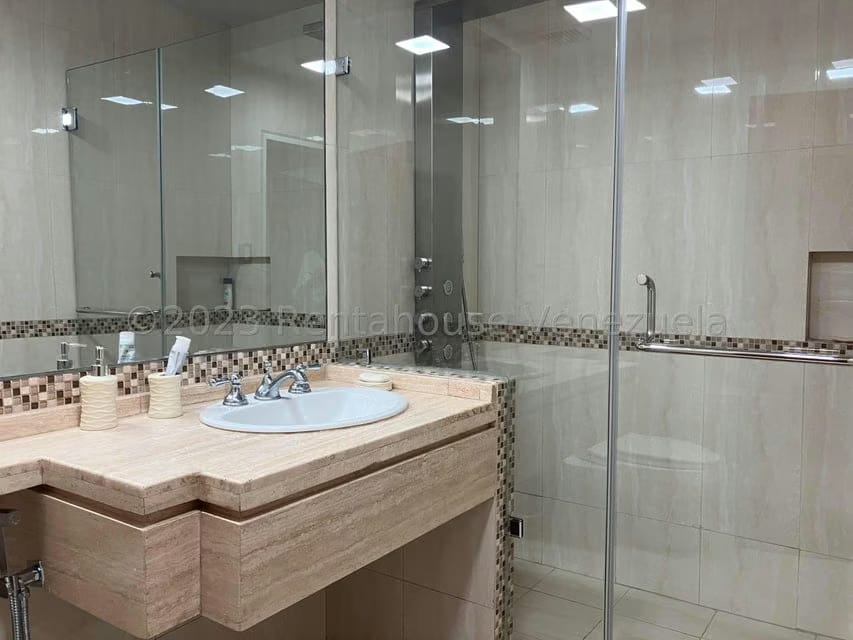Apartamento (1 Nivel) en Alquiler en Chuao, Distrito Metropolitano - 12