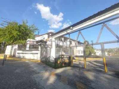 Casa en Venta de 2 niveles, Urbanización las Rosas - Guatire