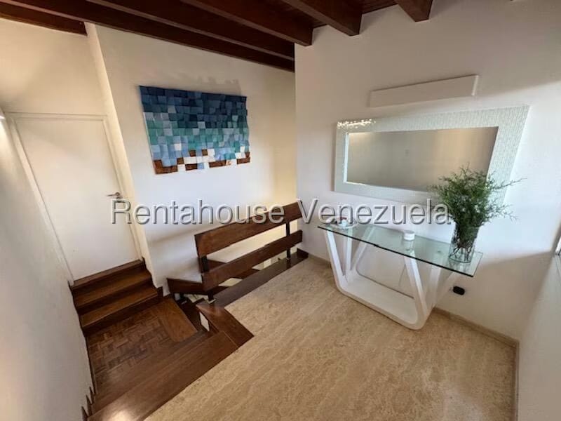 Casa (Duplex) en Venta en Cumbres de Curumo, Distrito Metropolitano - 3