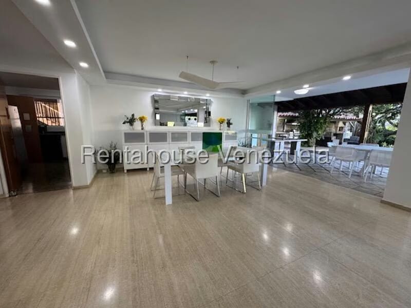 Casa (Duplex) en Venta en Cumbres de Curumo, Distrito Metropolitano - 32