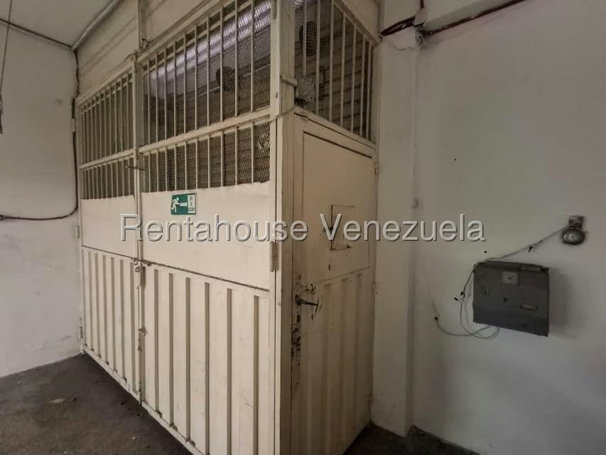 Comercial (Edificio) en Alquiler en Catia, Distrito Metropolitano - 2