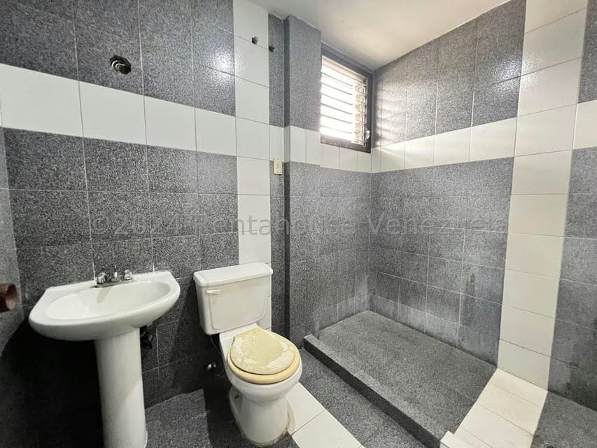 Comercial (Local Comercial) en Alquiler en Petare, Distrito Metropolitano - 4