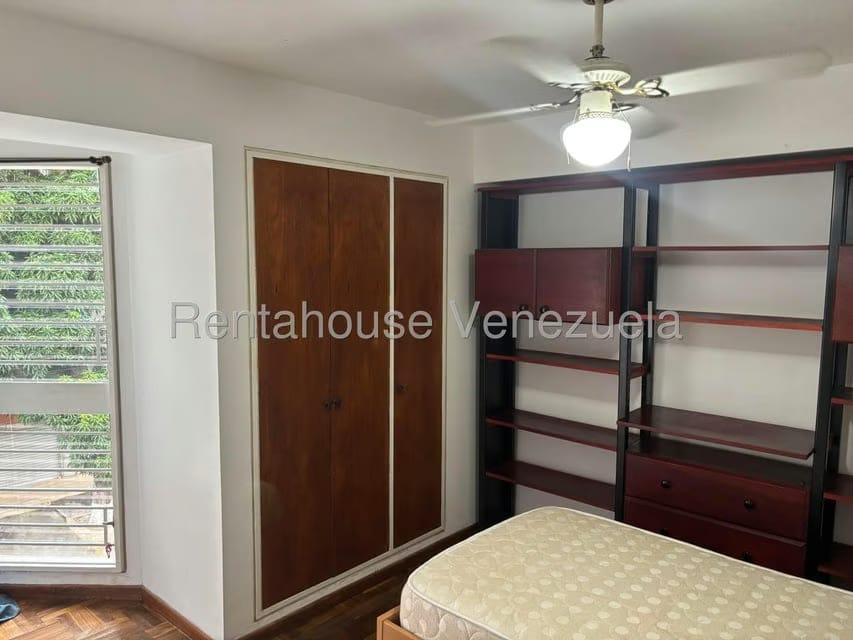 Apartamento (1 Nivel) en Alquiler en Los Palos Grandes, Distrito Metropolitano - 12