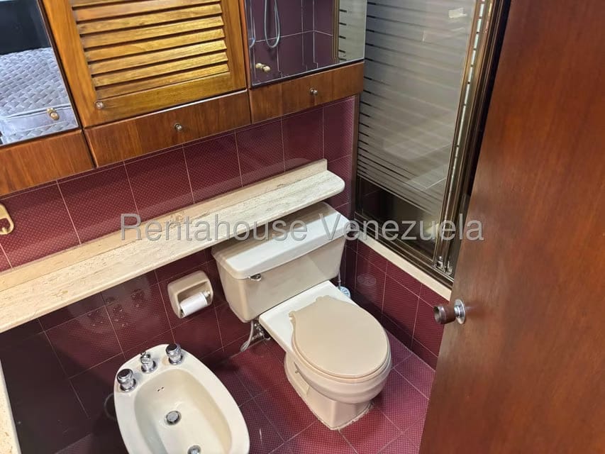 Apartamento (1 Nivel) en Alquiler en Los Palos Grandes, Distrito Metropolitano - 16