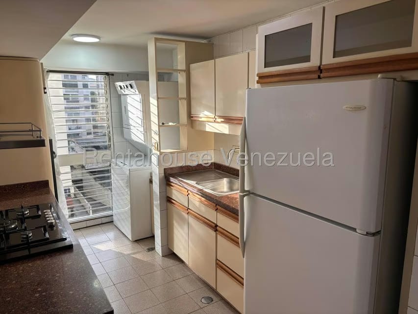 Apartamento (1 Nivel) en Alquiler en Los Palos Grandes, Distrito Metropolitano - 4