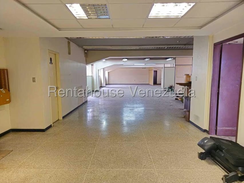 Comercial (Local Comercial) en Alquiler en La Urbina, Distrito Metropolitano - 3