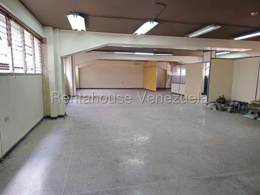 Comercial (Local Comercial) en Alquiler en La Urbina, Distrito Metropolitano - 4