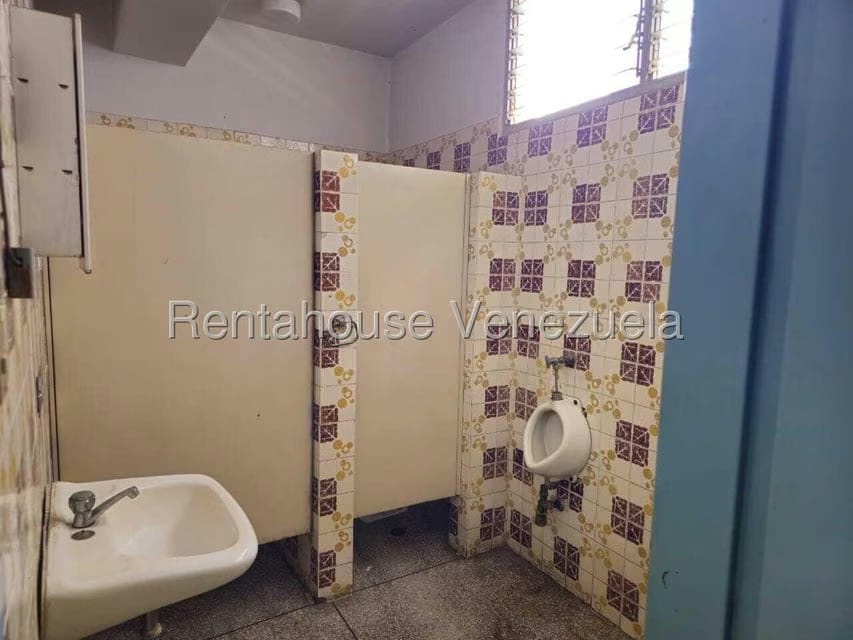 Comercial (Local Comercial) en Alquiler en La Urbina, Distrito Metropolitano - 9