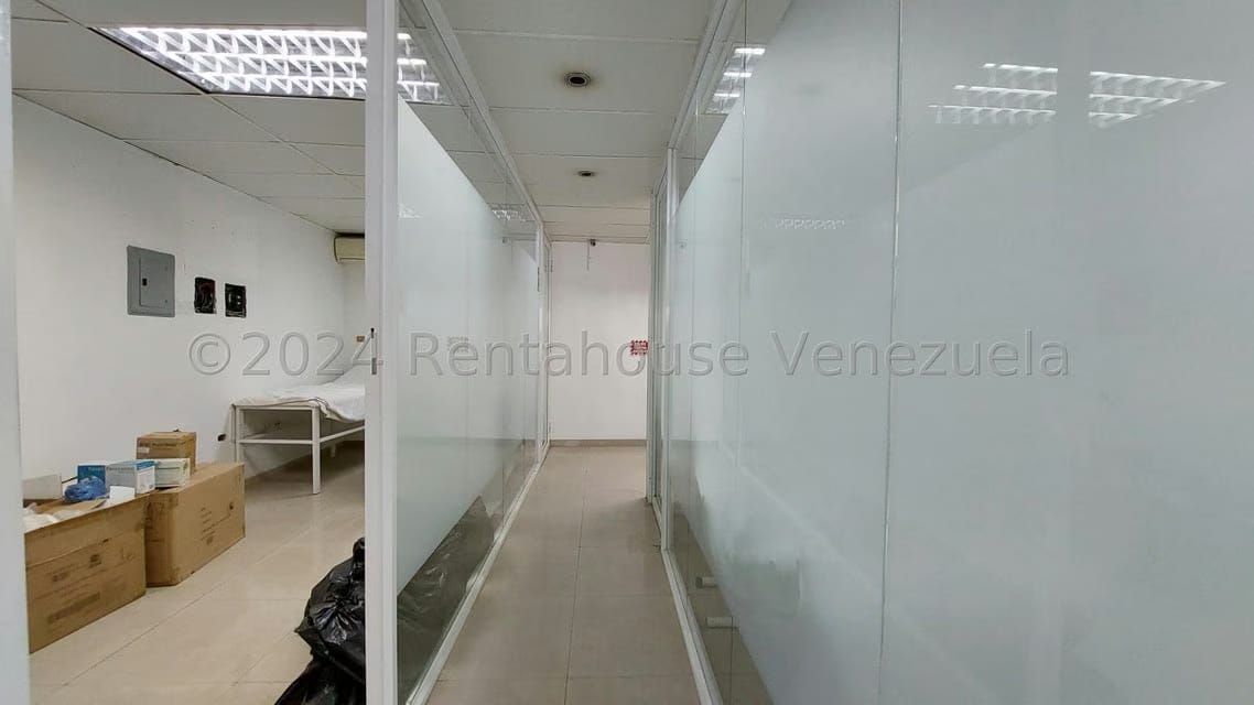 Comercial (Local Comercial) en Alquiler en Los Chaguaramos, Distrito Metropolitano - 4