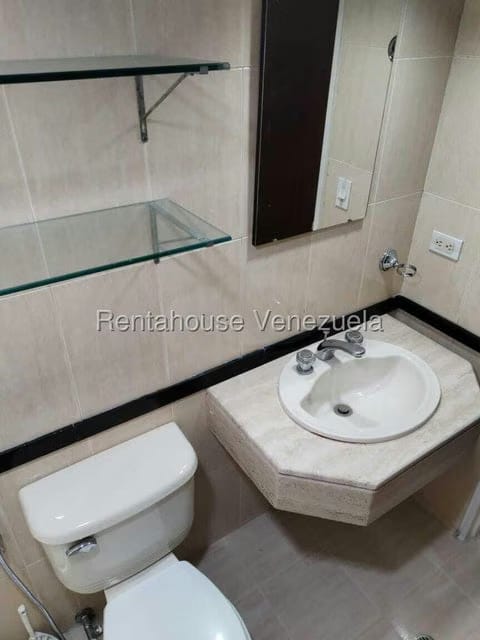 Apartamento (1 Nivel) en Alquiler en El Rosal, Distrito Metropolitano - 18
