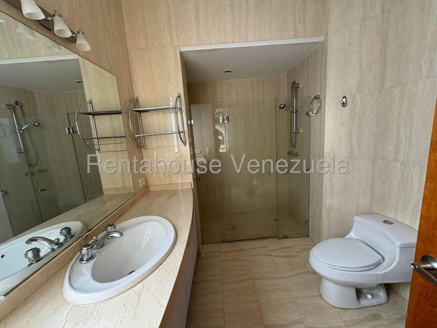 Casa (Multipes Niveles) en Venta en Lomas de La Lagunita, Distrito Metropolitano - 26