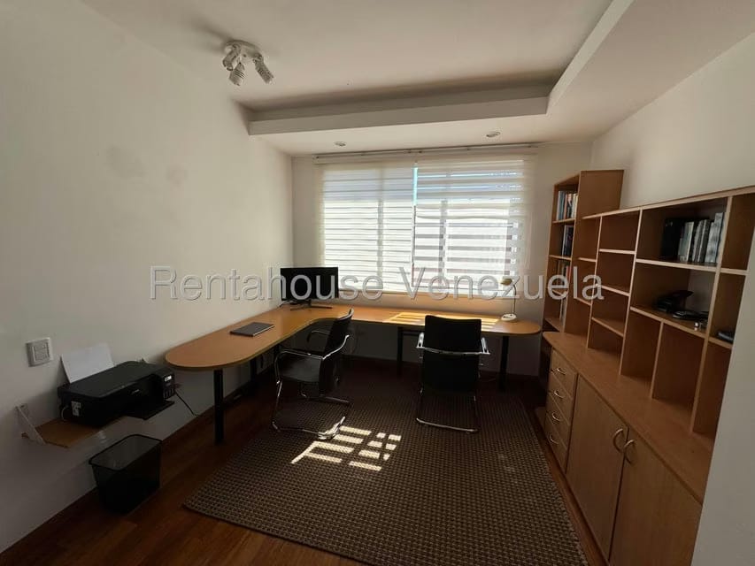 Casa (Multipes Niveles) en Venta en Lomas de La Lagunita, Distrito Metropolitano - 32