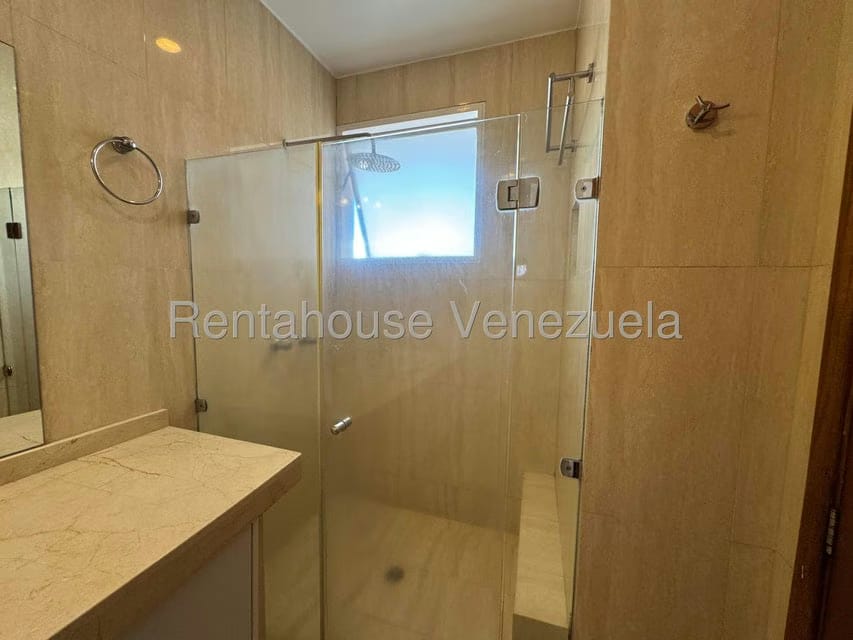 Casa (Multipes Niveles) en Venta en Lomas de La Lagunita, Distrito Metropolitano - 44