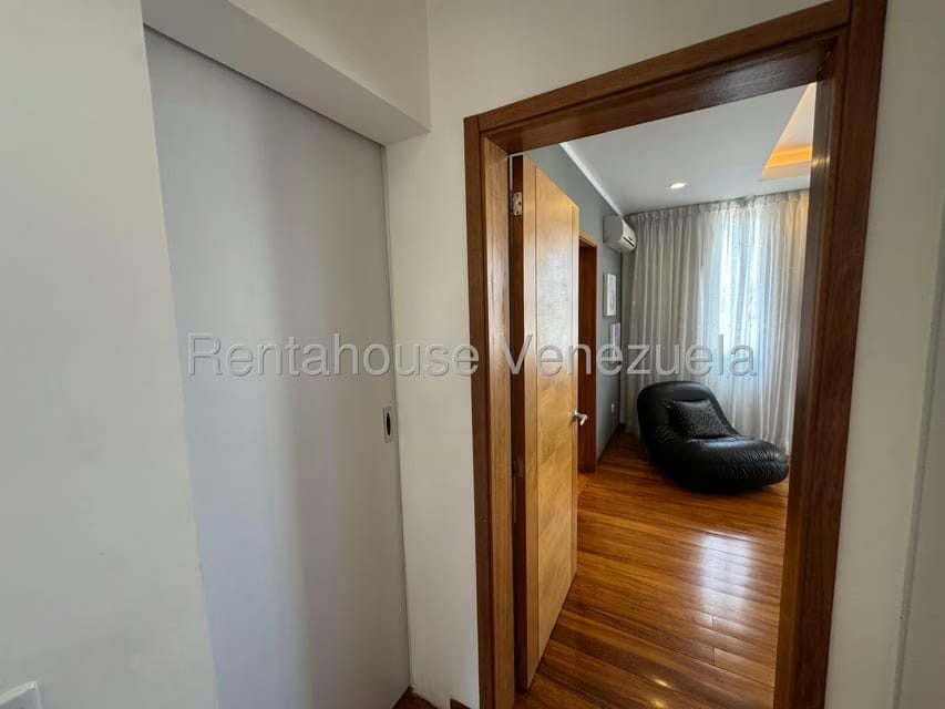 Casa (Multipes Niveles) en Venta en Lomas de La Lagunita, Distrito Metropolitano - 54