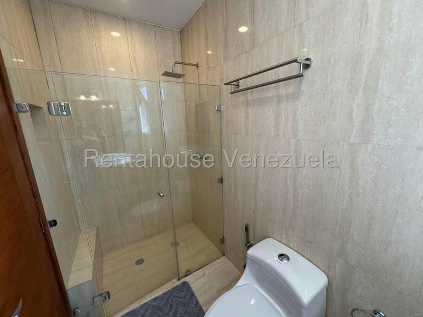 Casa (Multipes Niveles) en Venta en Lomas de La Lagunita, Distrito Metropolitano - 60